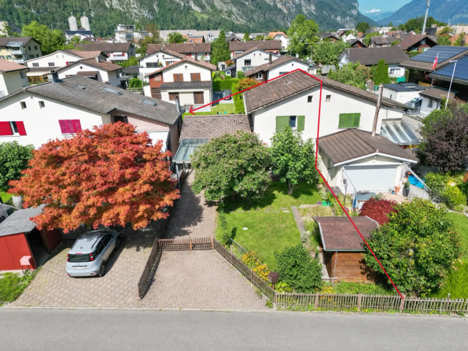 Detached two-family house in a family-friendly, quiet and central location in Netstal