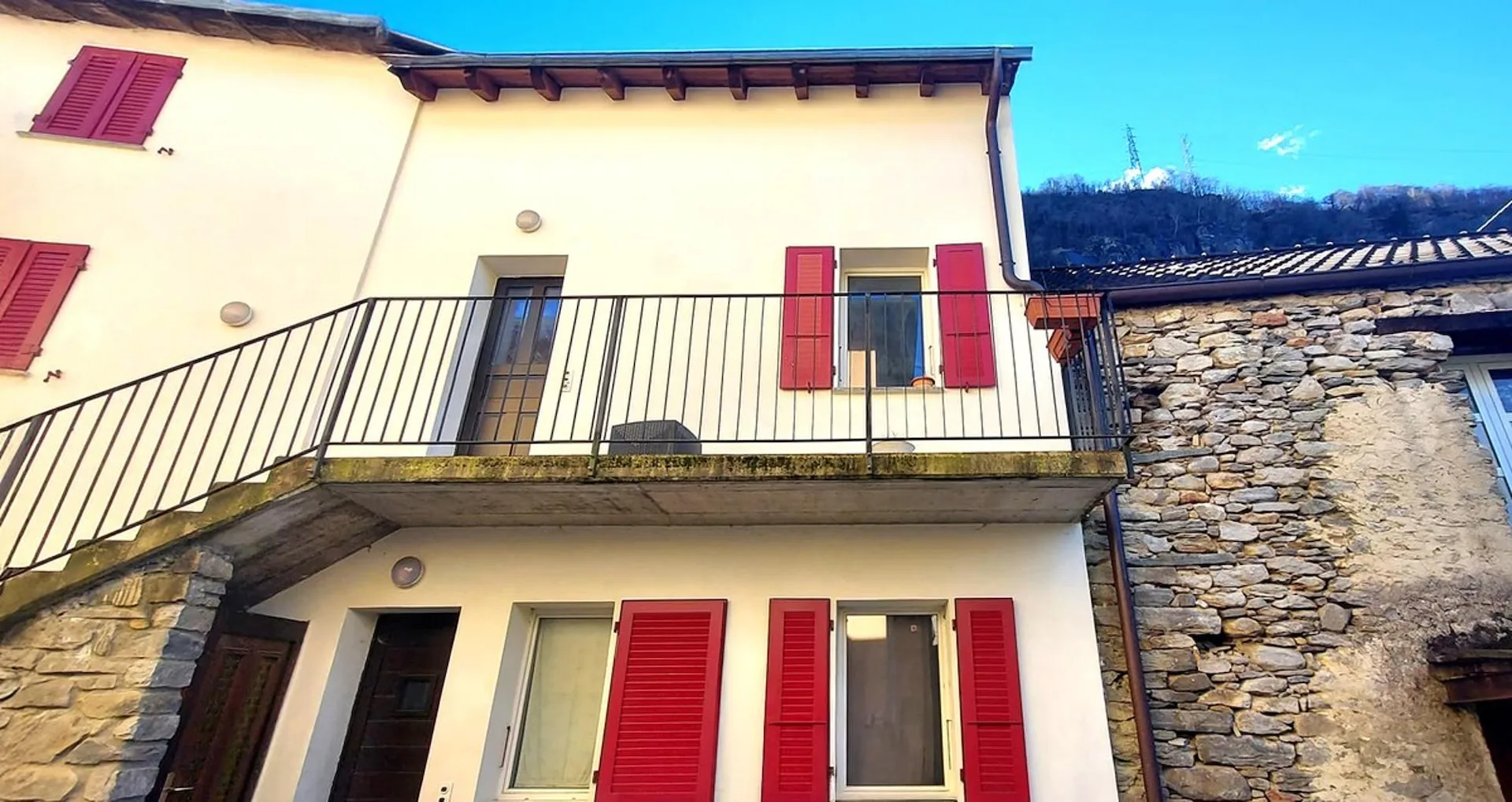 Schönes 3,5-Zimmer-Wohnung mit offener Küche renoviert