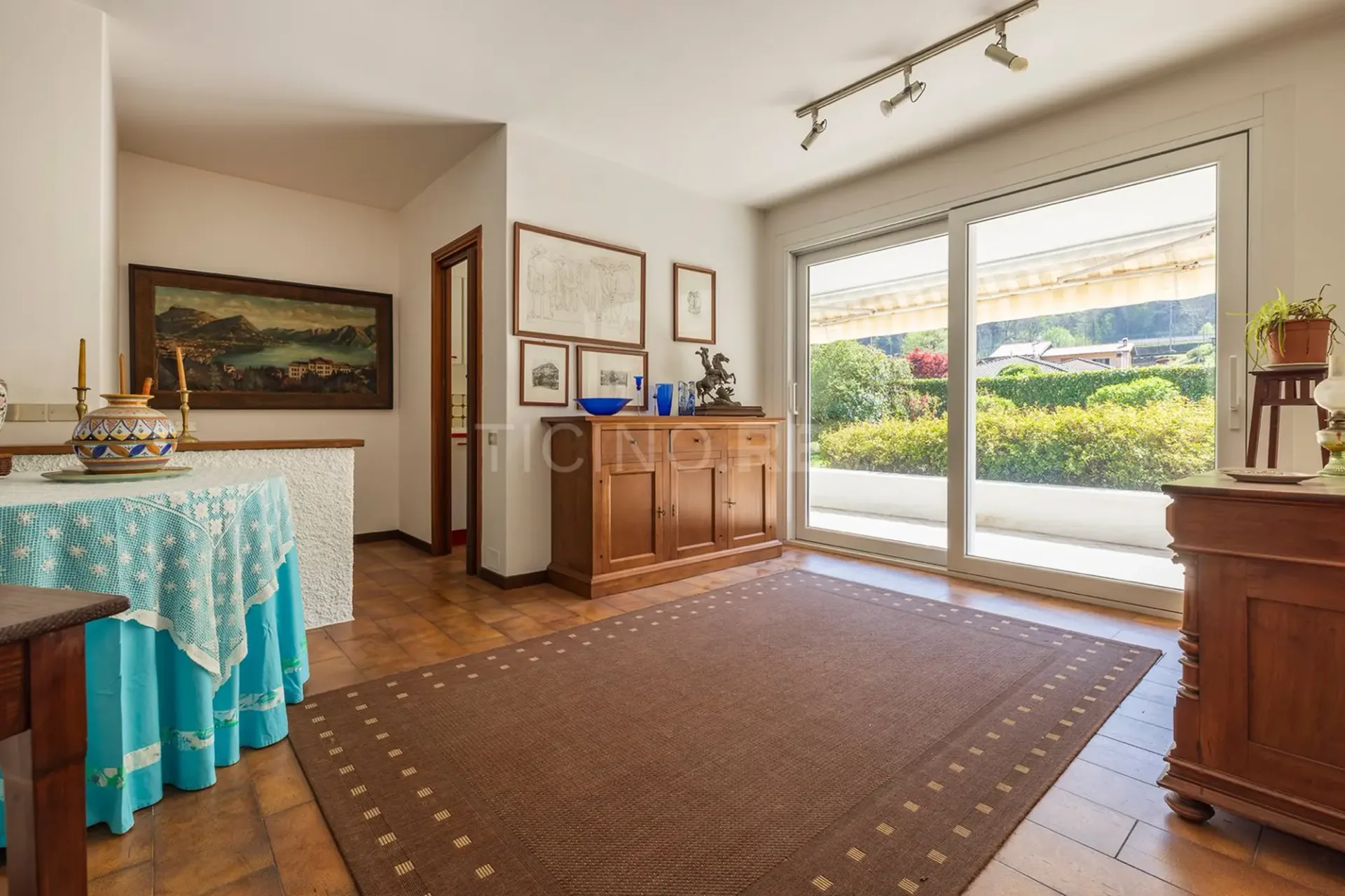 Villa con ampio giardino – a pochi minuti dal confine italo-svizzero