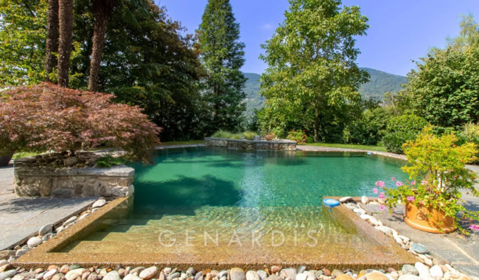 Seltene Gelegenheit - Villa für eine oder zwei Familien mit Pool, Grundstück und Privatsphäre