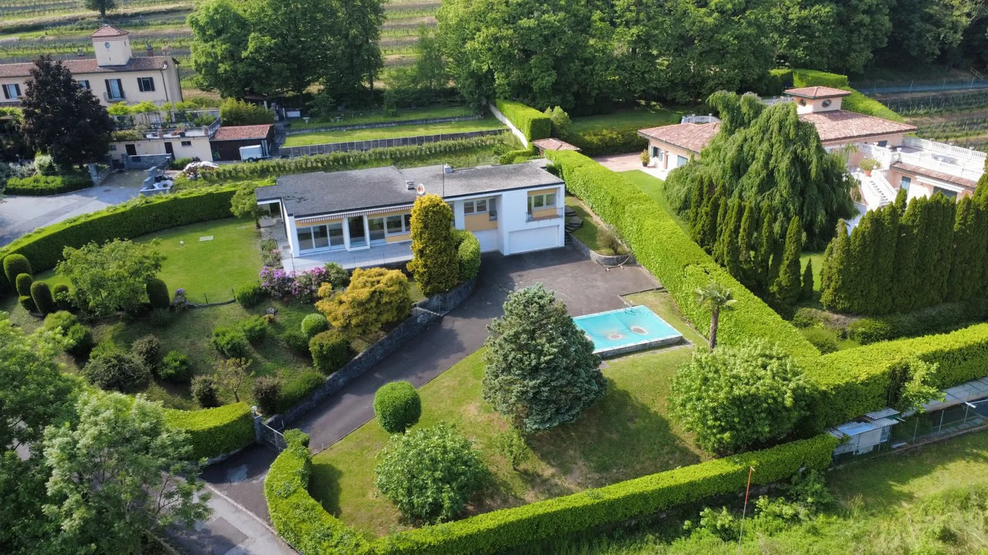 Villa umgeben von Weinbergen