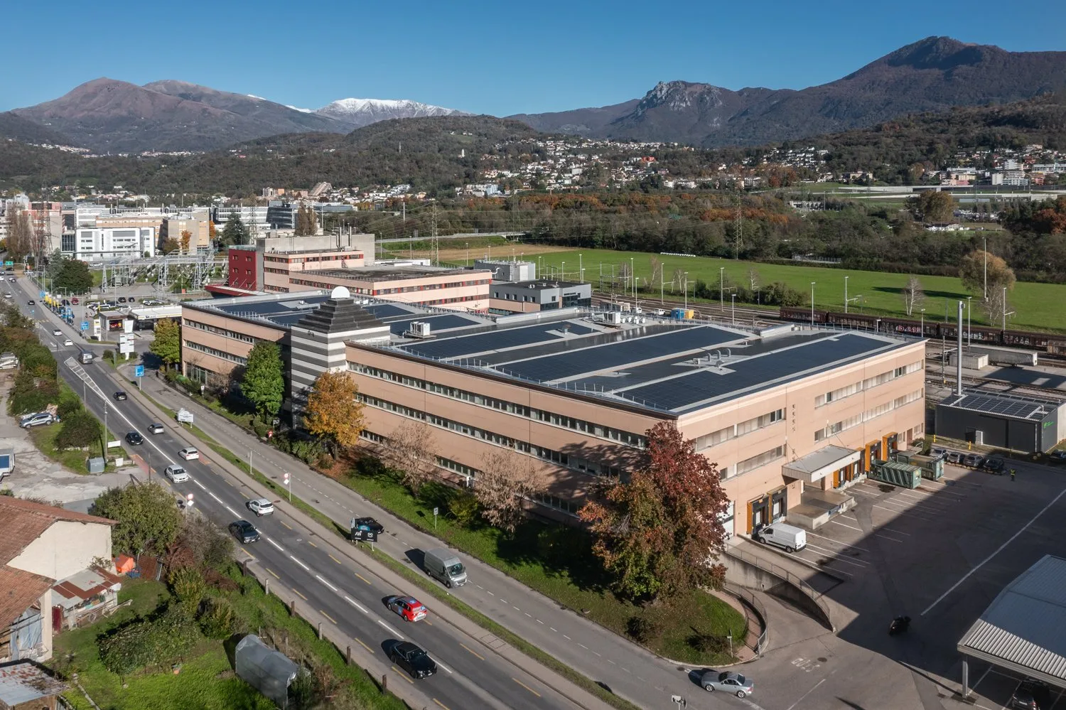 LUGANO NORD - GROßES LAGERHAUS MIT 1115M² ZU VERMIETEN