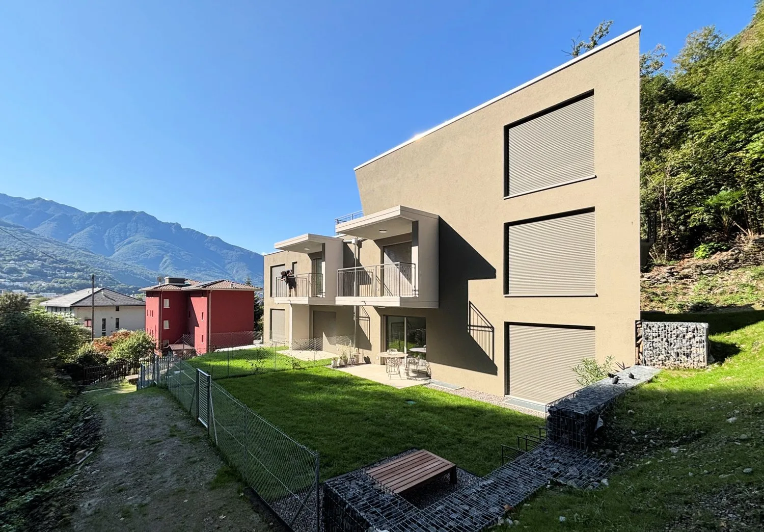 New apartment with garden in small modern building