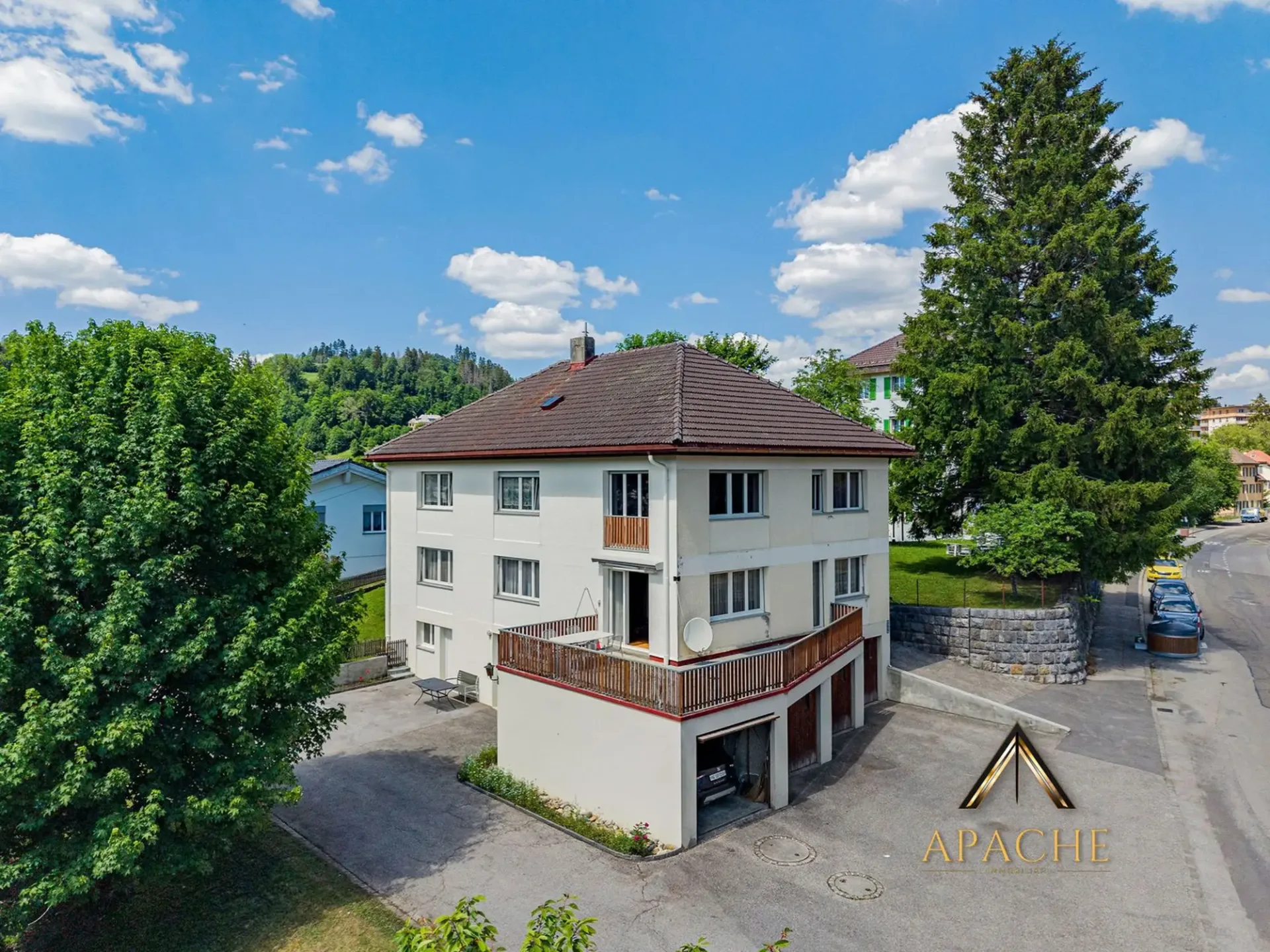 Ampia casa familiare, 2 appartamenti che possono essere uniti e 5 garage