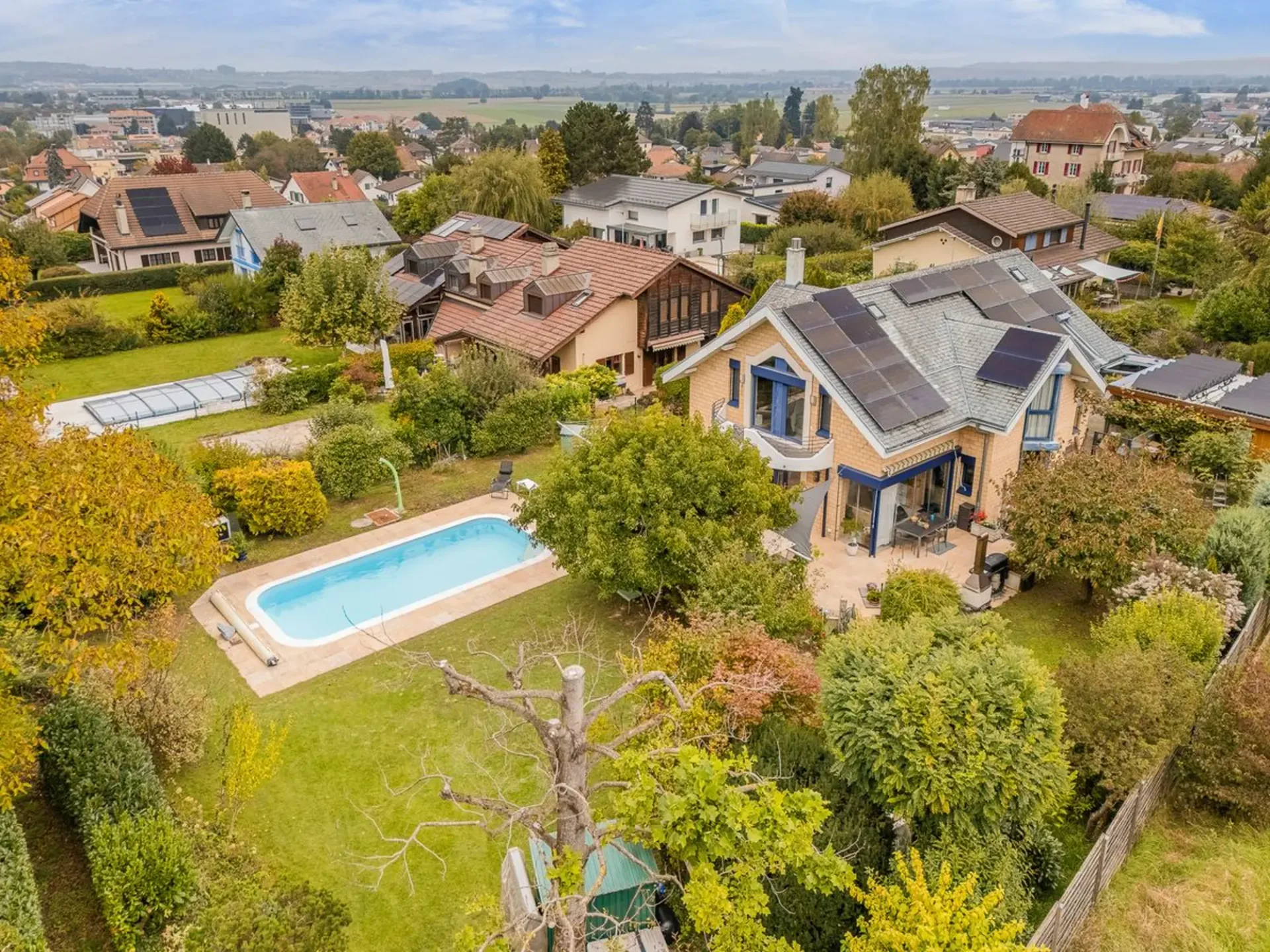 Einzelvilla mit 6 Zimmern, großem baumgesäumten Garten und Pool - in Payerne