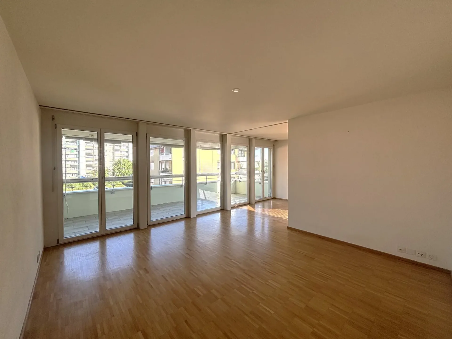 Helle und grosszügige 3.5-Zimmer-Wohnung in Lachen