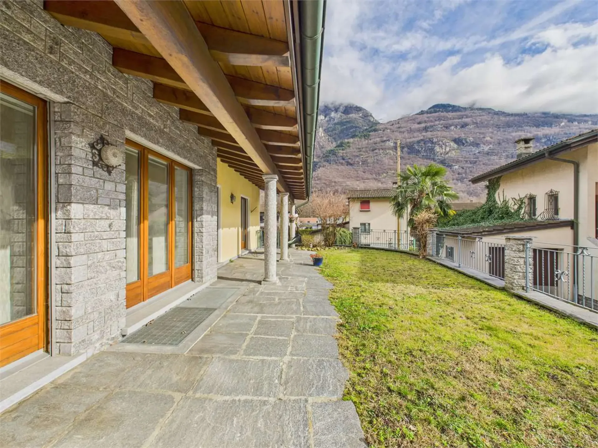 Charakteristische Villa mit Nebengebäude in Lodrino