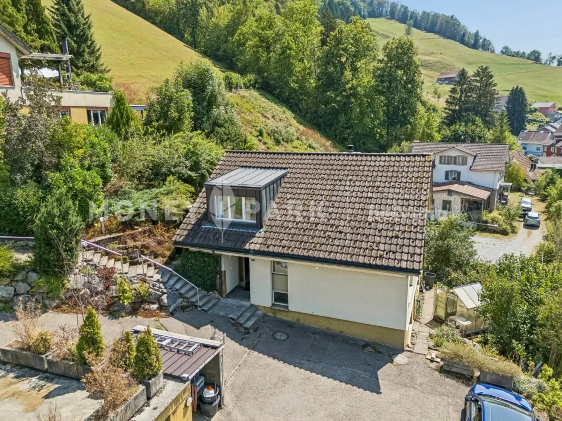 6.5-room single-family house with a view and design potential
