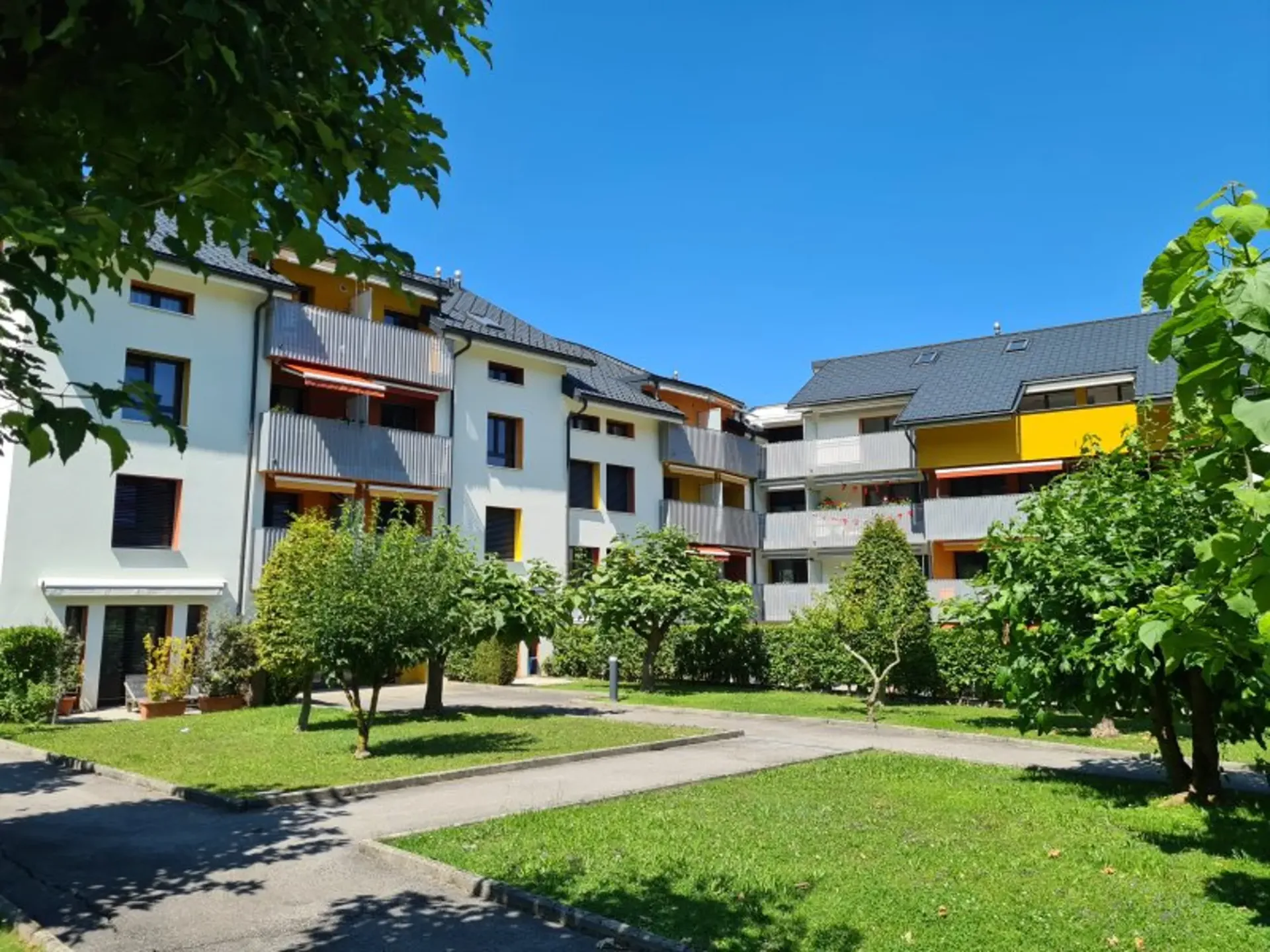 02704 - Wohnung 4 Zimmer - Eingang "B" - Wohnung mit 4 Zimmern, bestehend aus einer eingerichteten Küche, einem Wohnzimmer, einem Badezimmer/WC, einem Duschbad/WC, drei Schlafzimmern, einem Balkon und einem Keller. - Muraz