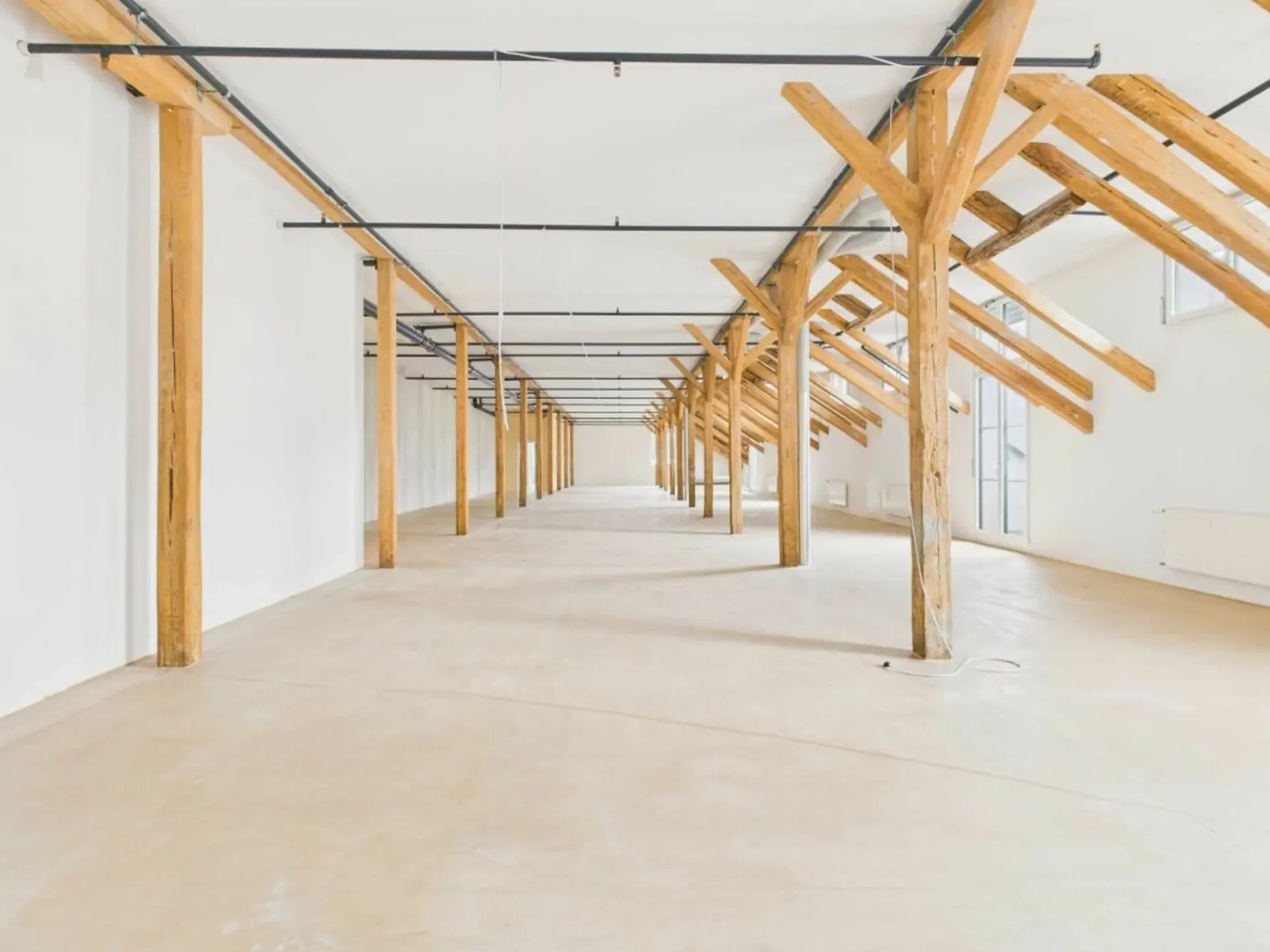 Espace commercial flexible au dernier étage dans un bâtiment commercial moderne avec construction de coque exclusive
