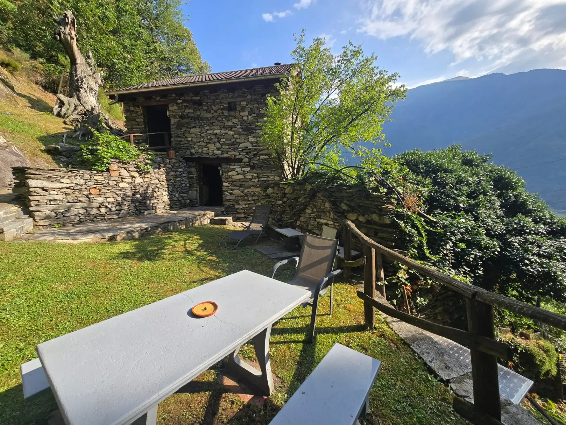 Rustico und Grotto mit grossem Grundstück und schöner Aussicht