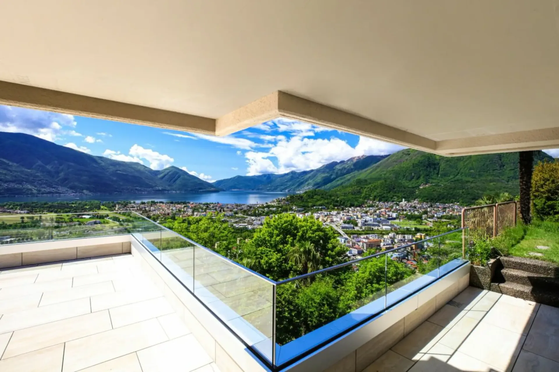 Elegante 4.5 Wohnung mit Garten und traumhafter Seesicht