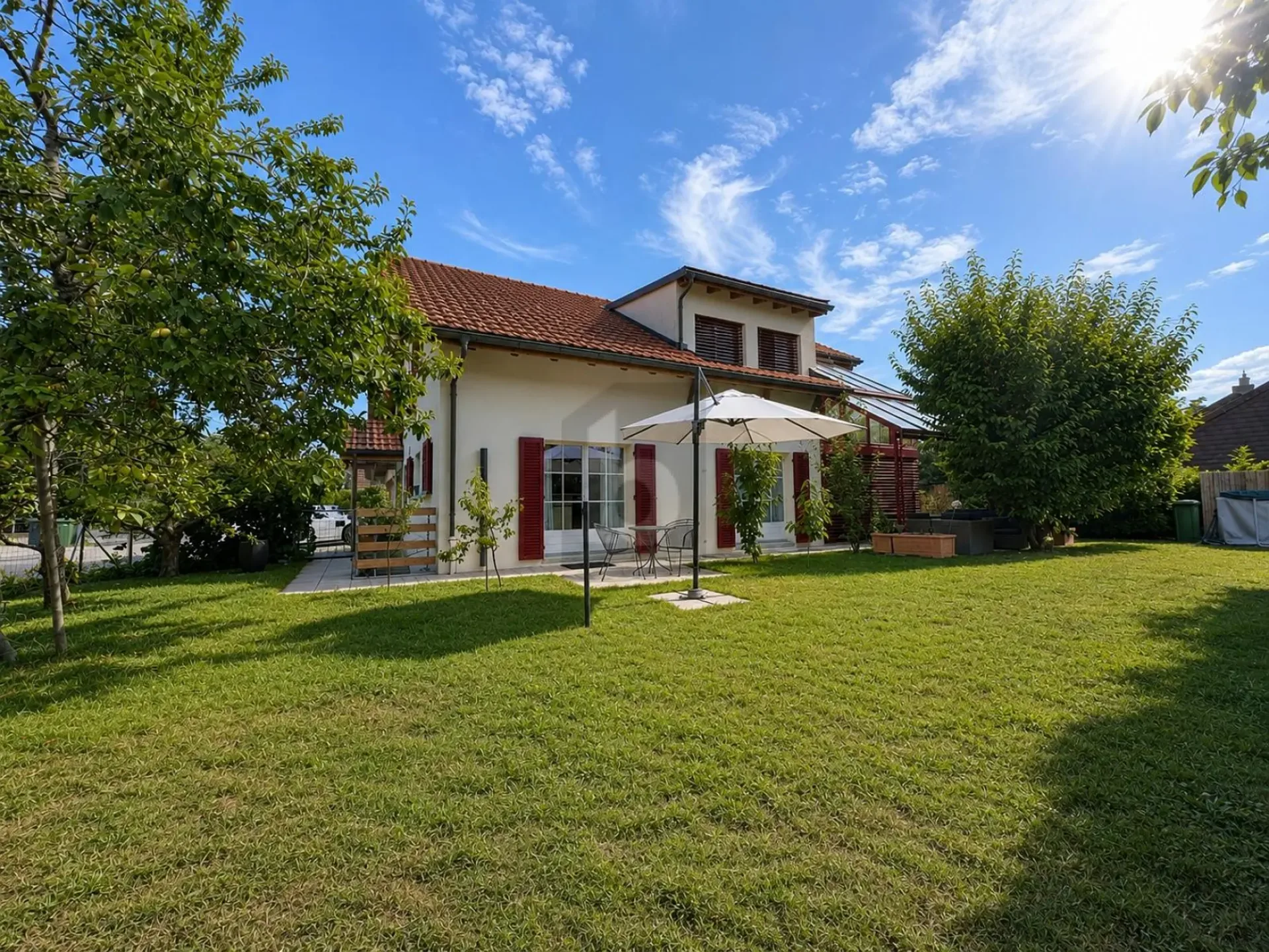 EXCLUSIVE LIVING WITH LARGE GARDEN