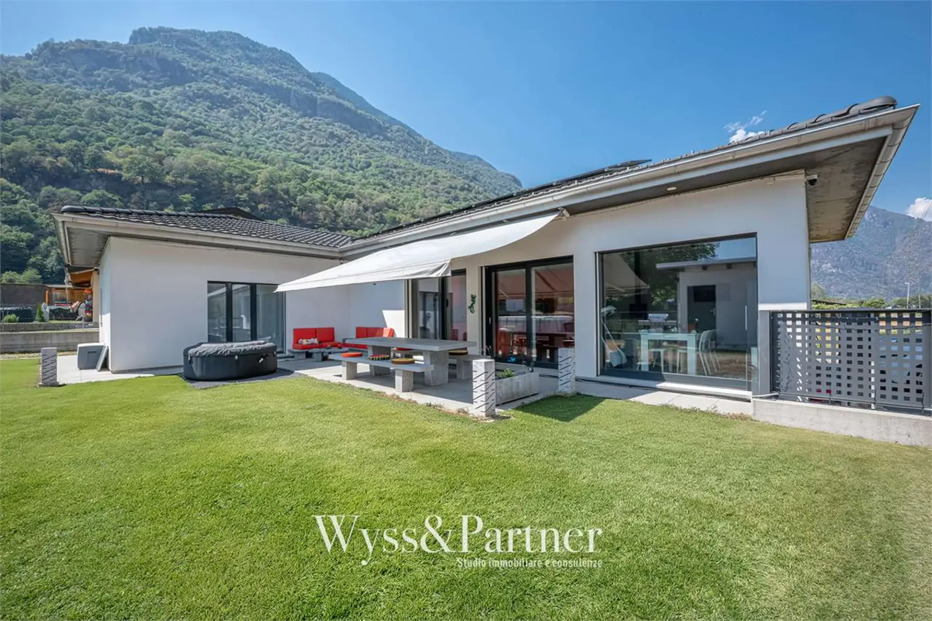 Iragna - Einfamilienhaus mit 4,5 Zimmern, großem Garten und Nebengebäude