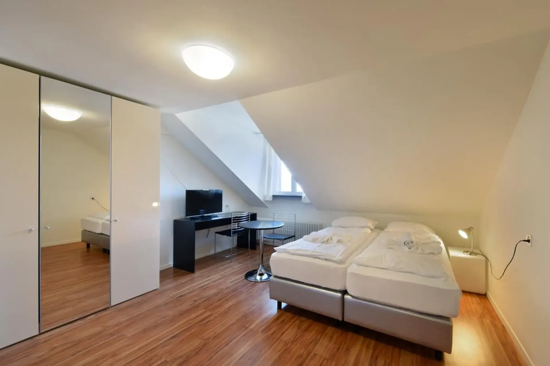 Attika Studio Nähe Universität beim Klusplatz