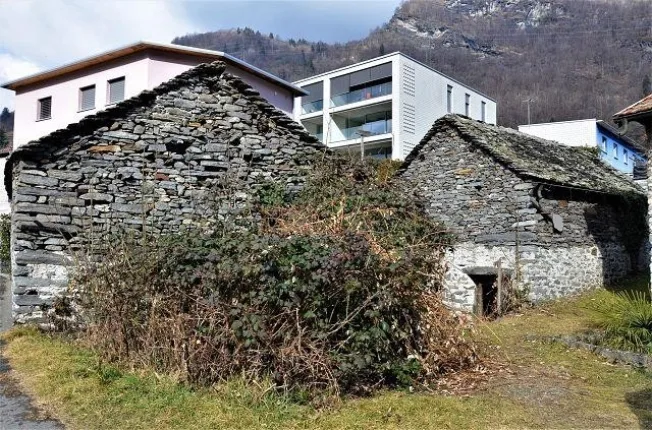 2 rustici da rinnovare con progetto in una posizione soleggiata e t...