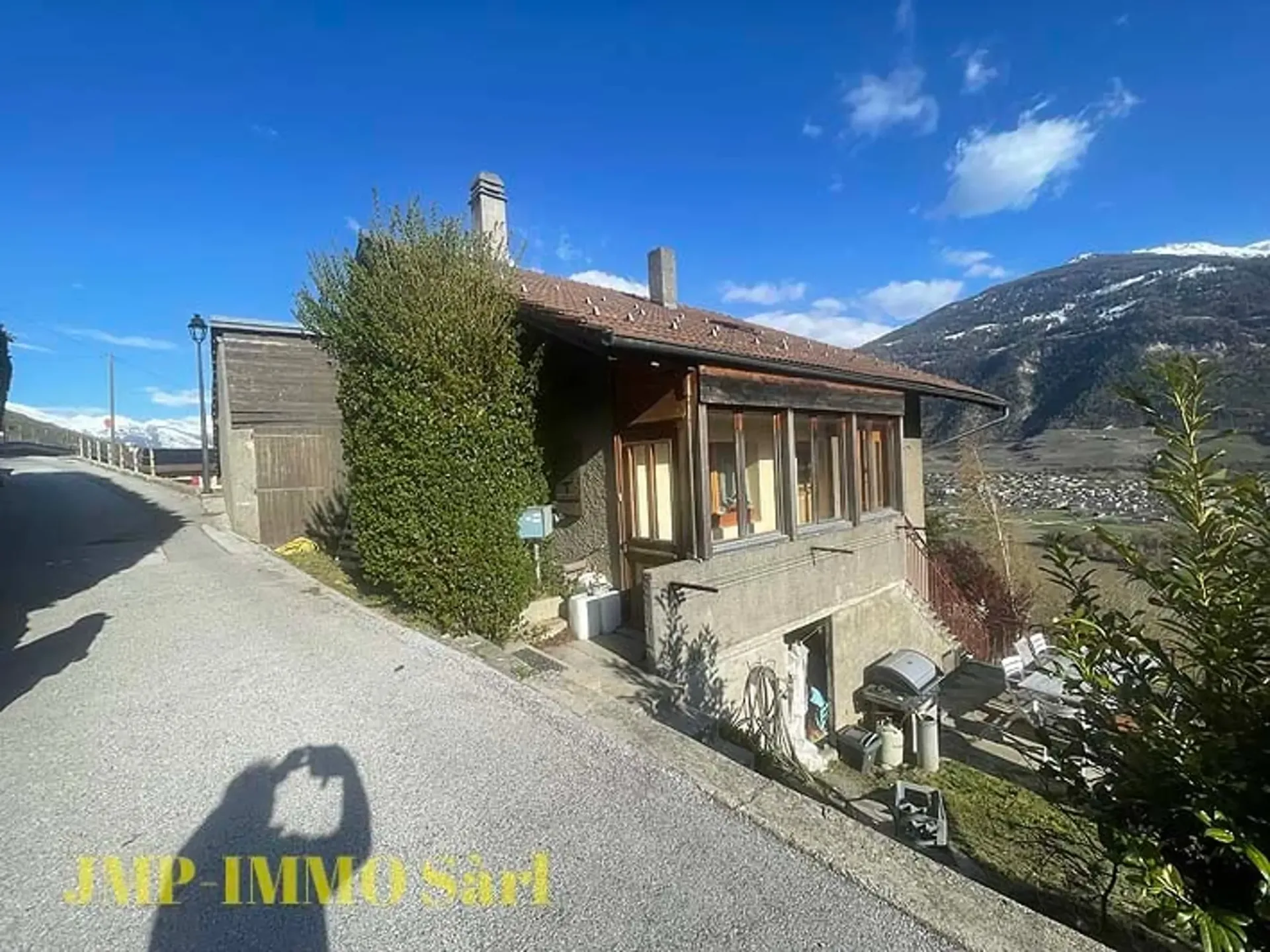 Ein zu eroberndes Haus im Dorf, das renoviert werden muss, mit Blick und Sonneneinstrahlung