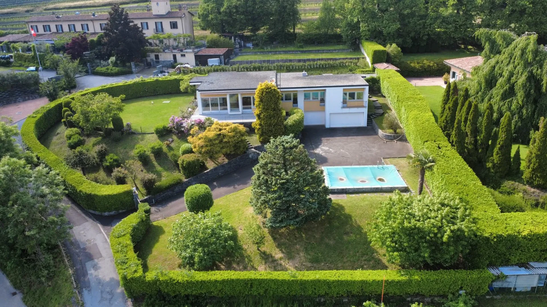 STABIO – EINGEBETTET IN DIE GRÜNE LAGE DER WEINBERGE, EIN BAUHAUS-INSPIRIERTES DOMIZIL