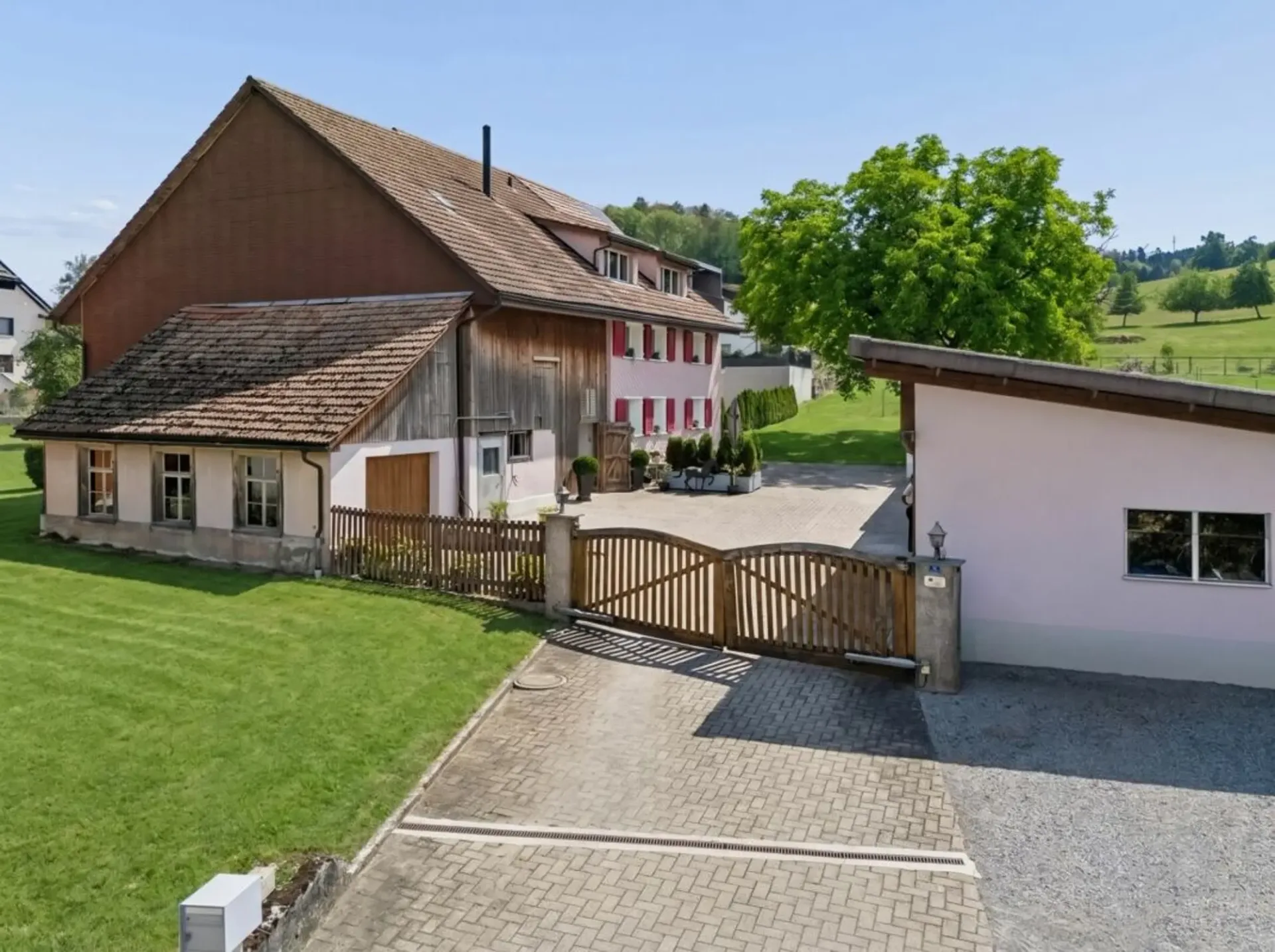 Stall, Reitplatz und Führanlage sowie Weiden direkt am Haus