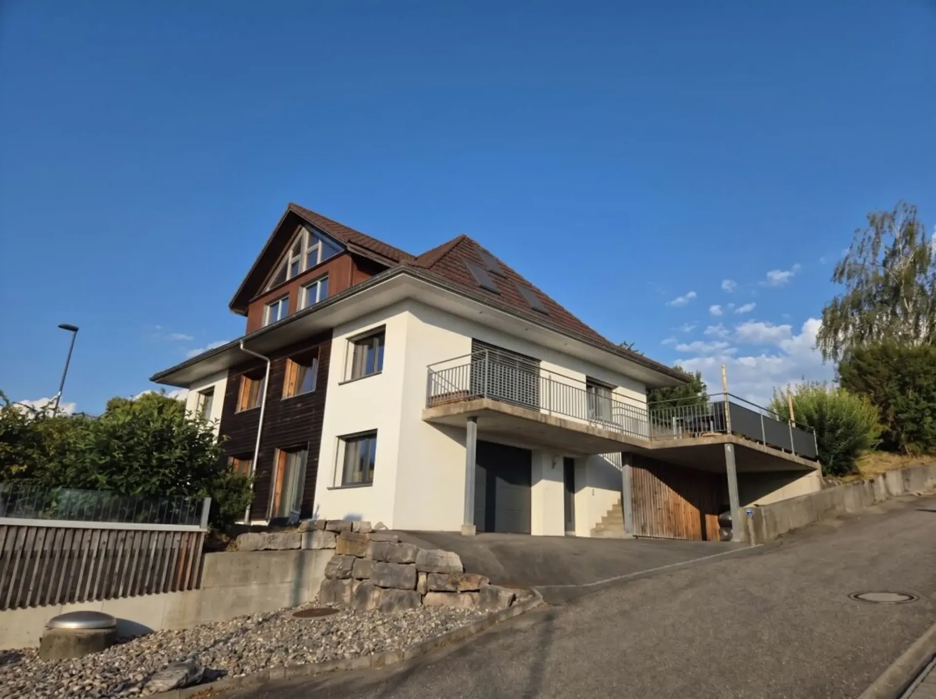Neuwertiger Wohntraum in Seedorf - Zweifamilienhaus mit Galerie und erstklassiger Ausstattung