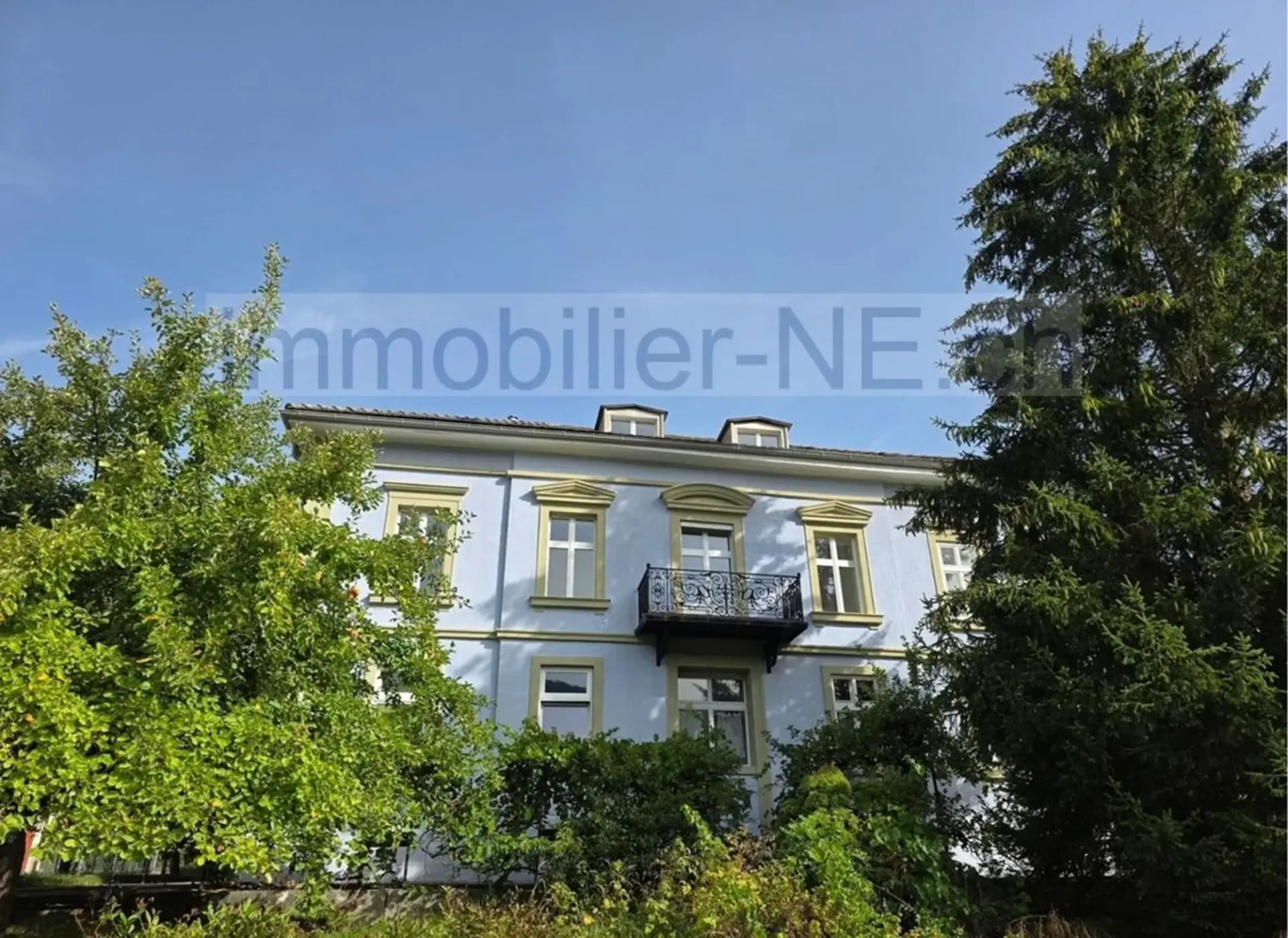 Maison de maître rénovée - 5 appartements à Corgémont