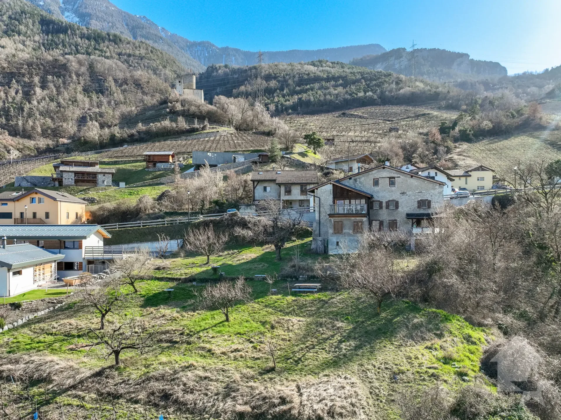 Grand terrain à construire dans le village de Saxon