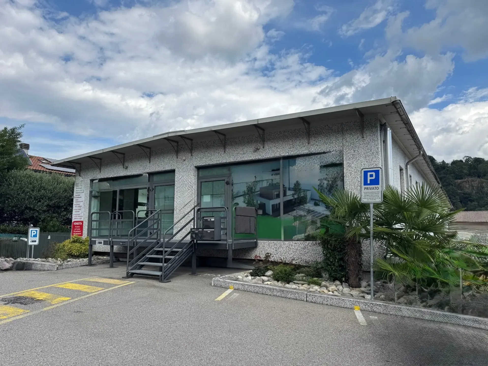 Kommerzielles und handwerkliches Einkommensobjekt mit Wohnung in Bedano