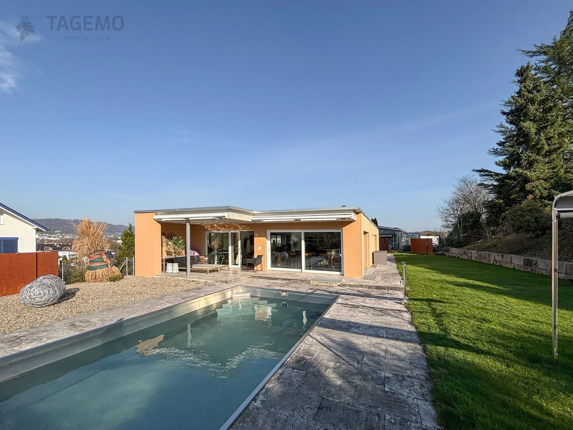 Modern & Aussergewöhnlich mit 290m2 Nutzfläche, gepflegte Gartenanlage mit Chromstahlpool