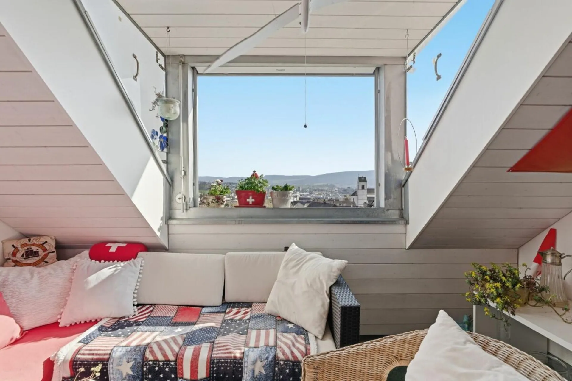 Sonnige 3.5 Z' Maisonette-Dachwohnung mit unverbaubarer Aussicht und 1 EHP