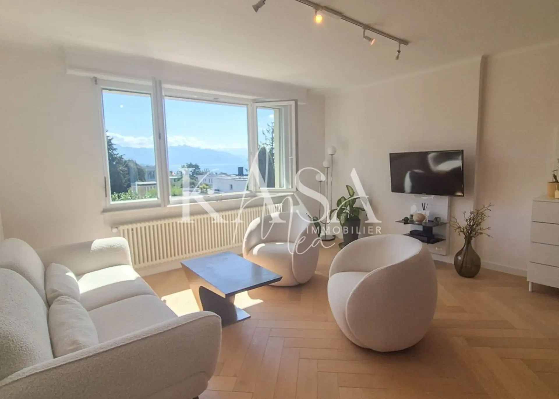Appartamento mansardato ristrutturato con vista lago