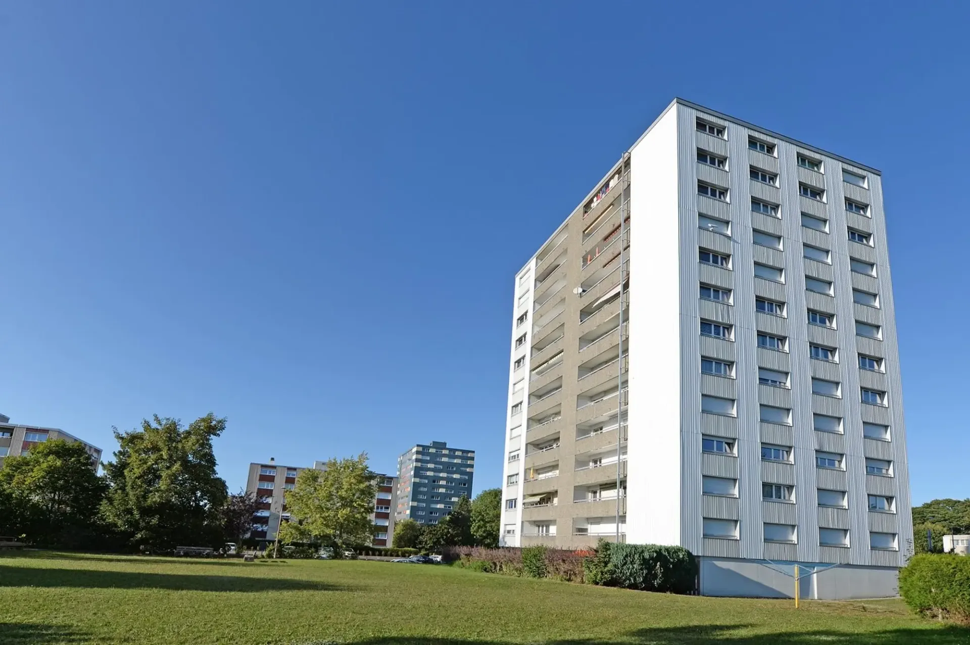 Auf den Höhen von La Chaux-de-Fonds wartet dieses 5.5-Zimmer-Wohnung auf Sie!