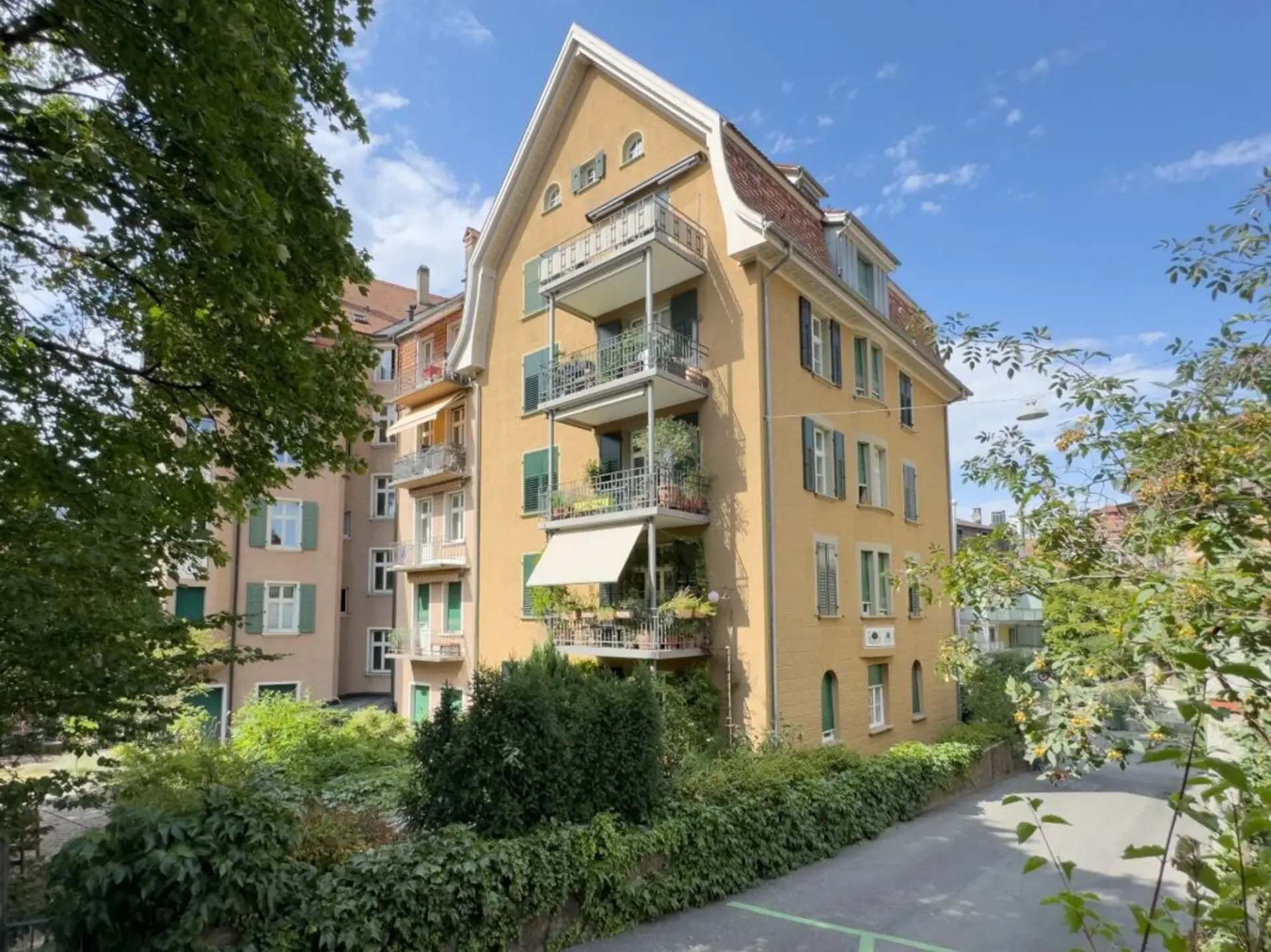 Eine echte Rarität im Breitsch: 4.5-Zimmer-Altbauwohnung mit schönem Balkon im Hochparterre