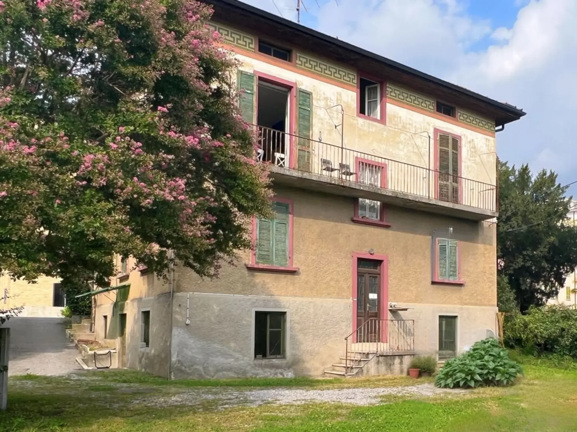Villa aus der Epoche zur Wiederbewertung, mit bebaubarem Grundstück für weitere Entwicklungen
