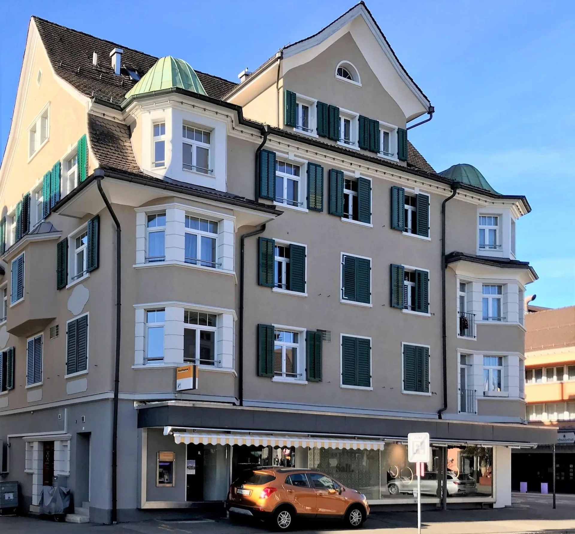 Residential and commercial building with development potential in a central location