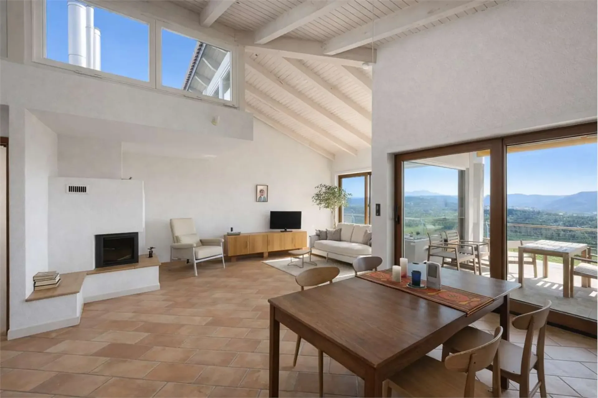 Zweifamilienhaus mit unvergleichlichem Blick in Besazio