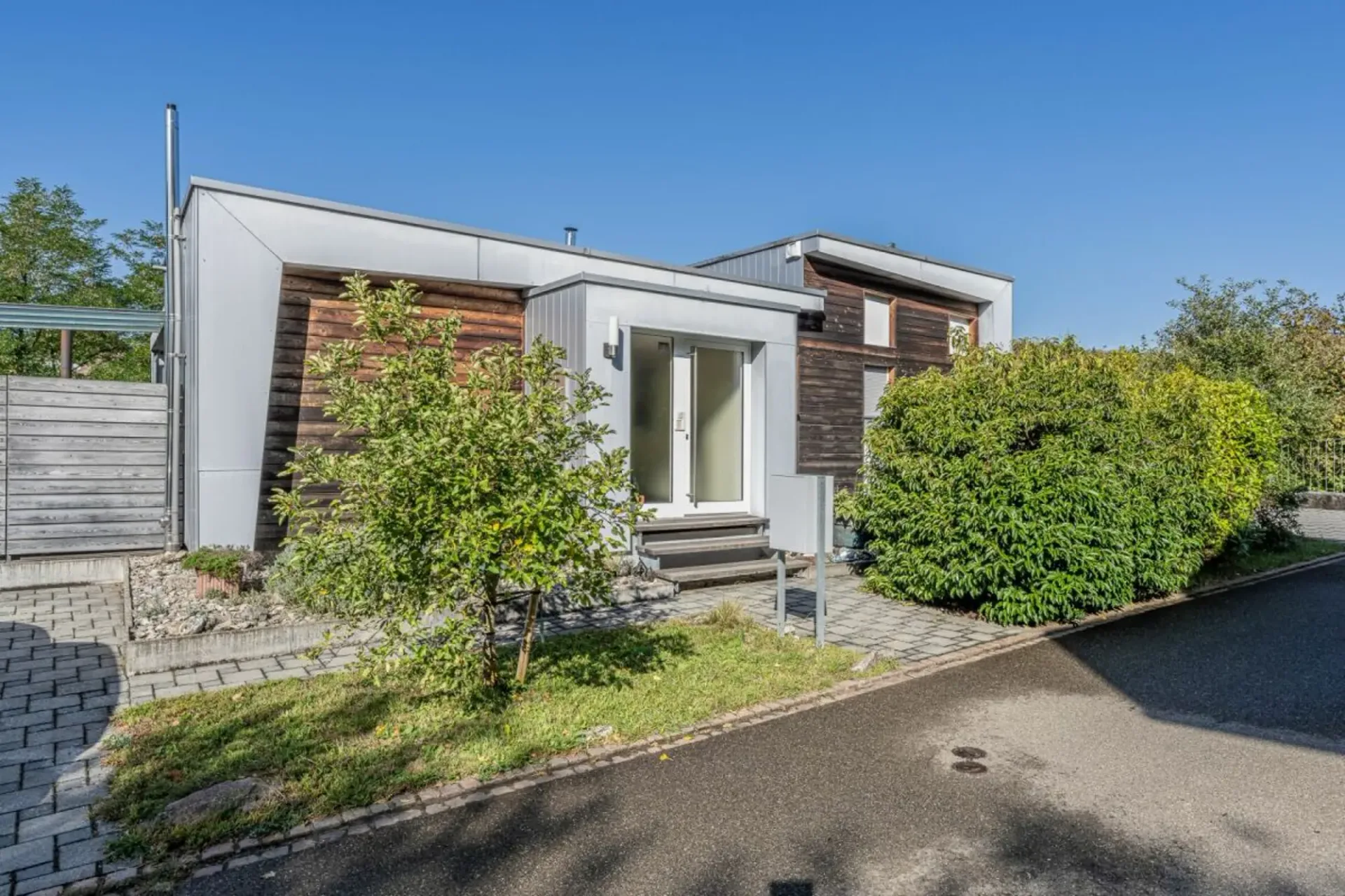Habitation moderne avec beaucoup de lumière et une vue sur le verdoyant
