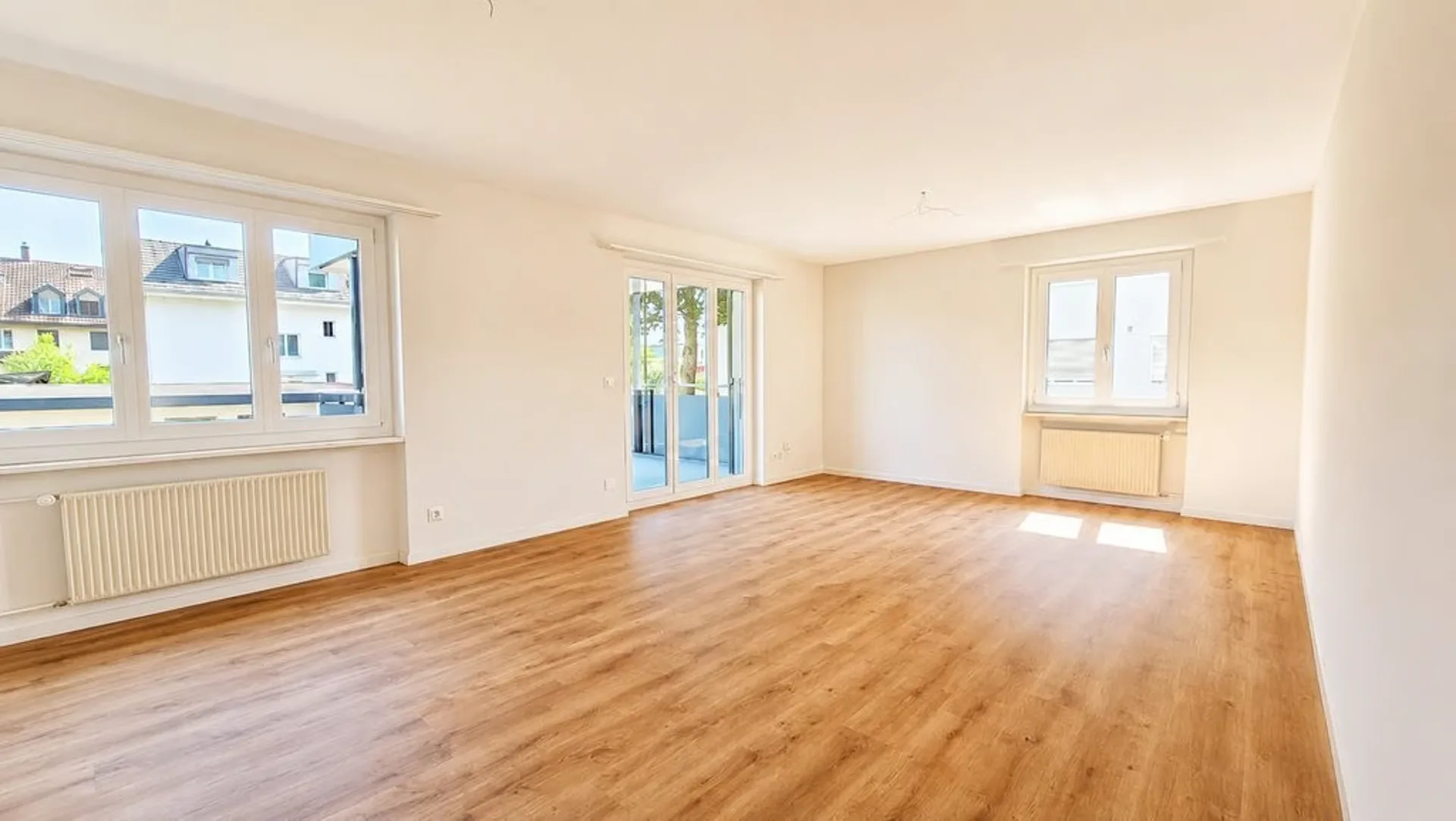Spacious 3.5-room apartment with large, covered balcony