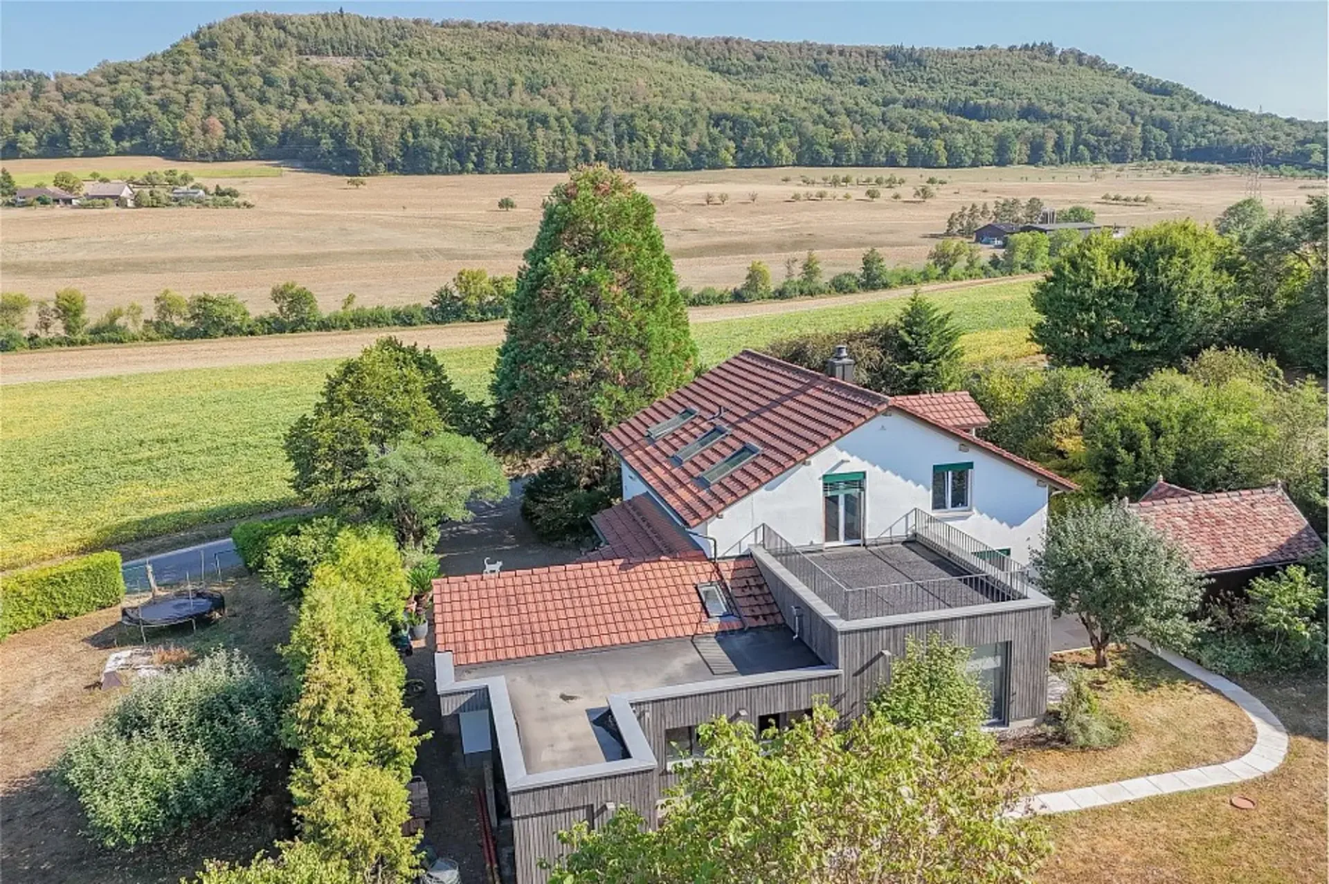 Schöner wohnen im eigenen Park: Geräumiges Haus mit viel Privatsphäre