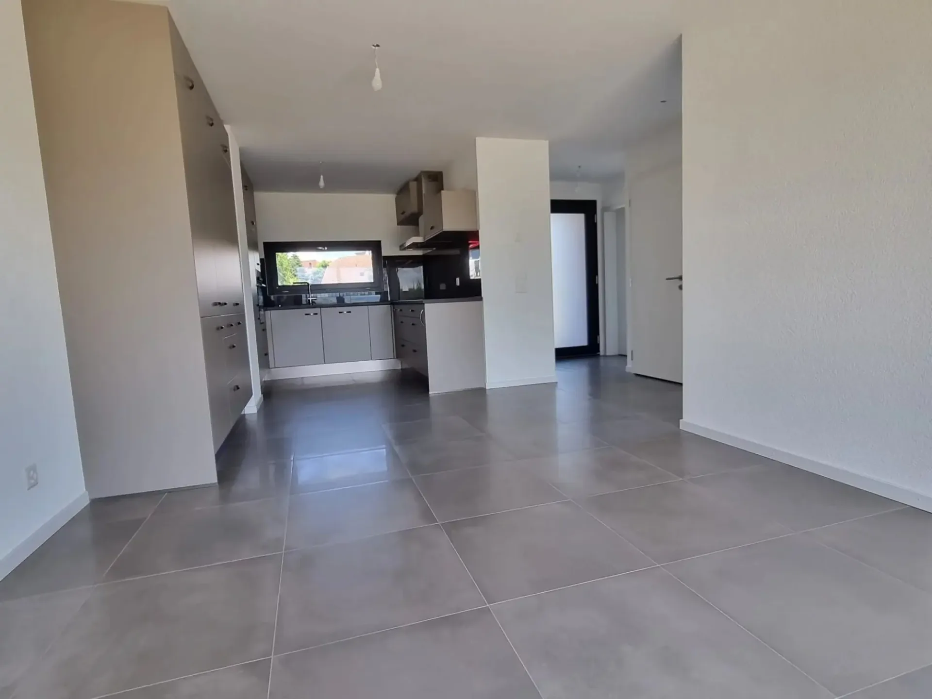 Entdecken Sie dieses wunderschöne Reihenhaus mit 5,5 Zimmern, das sich über 3 Ebenen erstreckt, ideal gelegen, es profitiert von einer neuen Konstruktion und hochwertigen Ausstattungen, bietet ein modernes und funktionales Leben für die ganze Familie