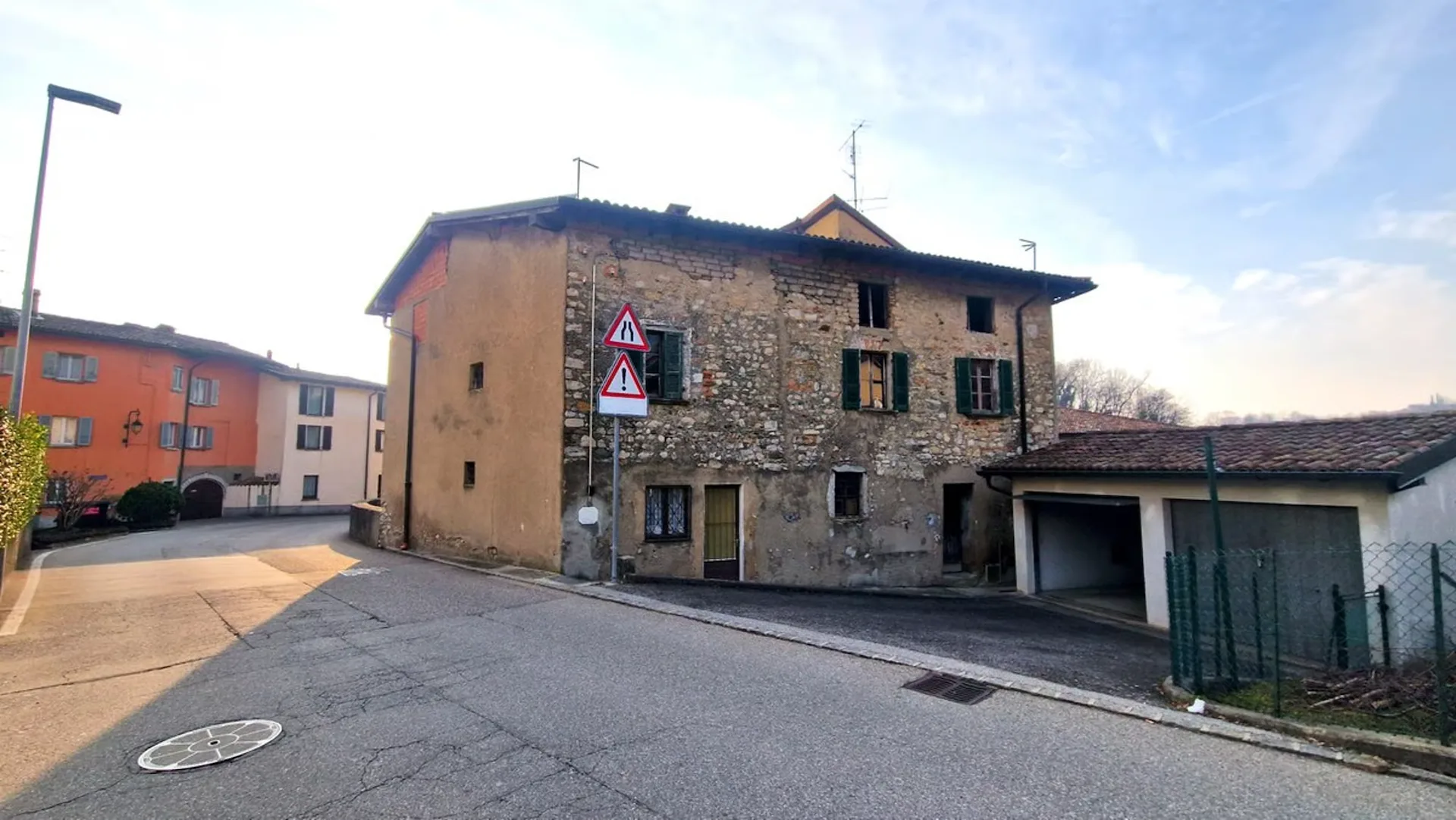 Fascinating core house with already approved building permit