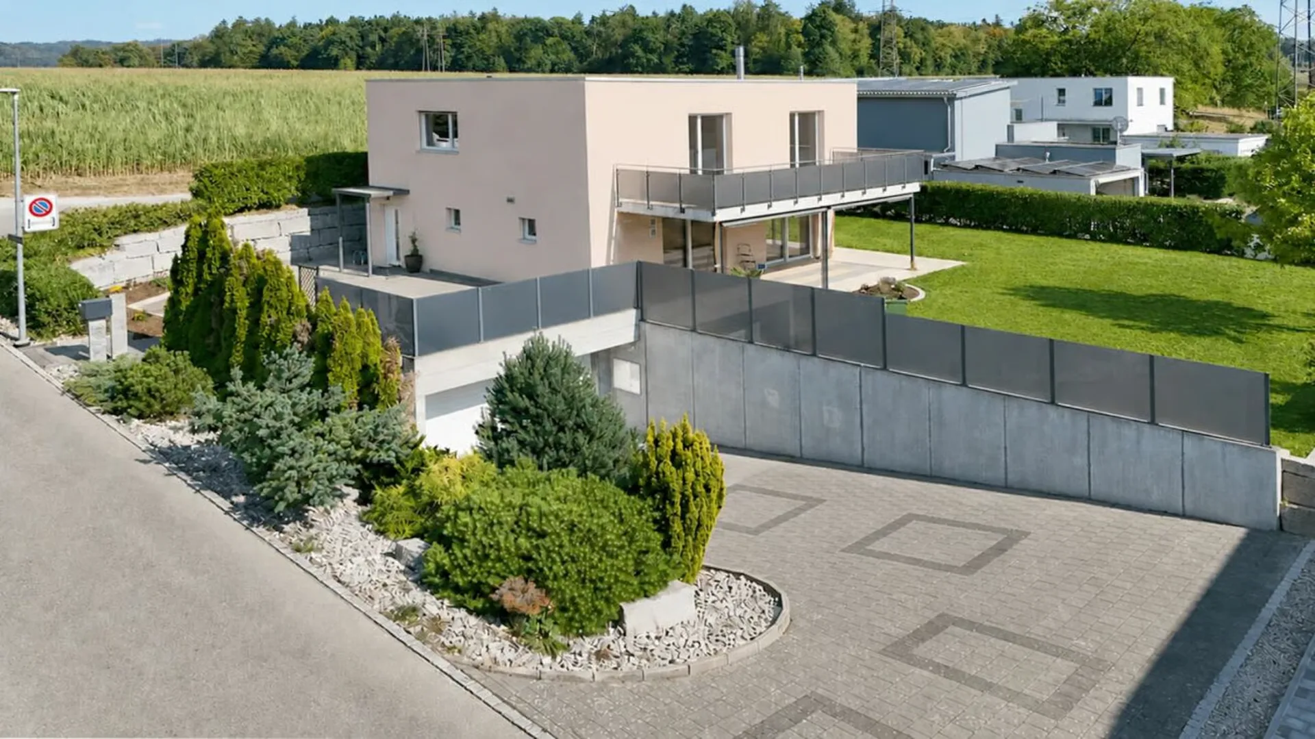 Family house for sale with large plot