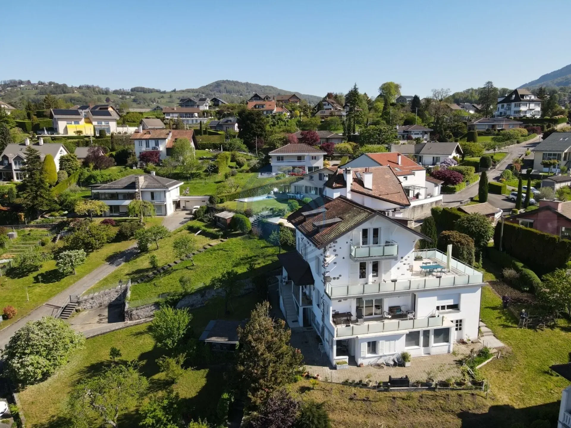 SPLENDIDA PROPRIETÀ MULTIFAMILIARE DI 4 ALLOGGI CON VISTA MOZZAFIATO SUL LAGO