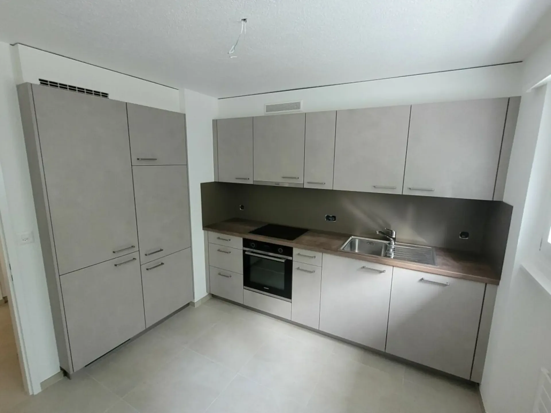 Wohnung wurde kürzlich renoviert, 3 Zimmer mit Balkon!
