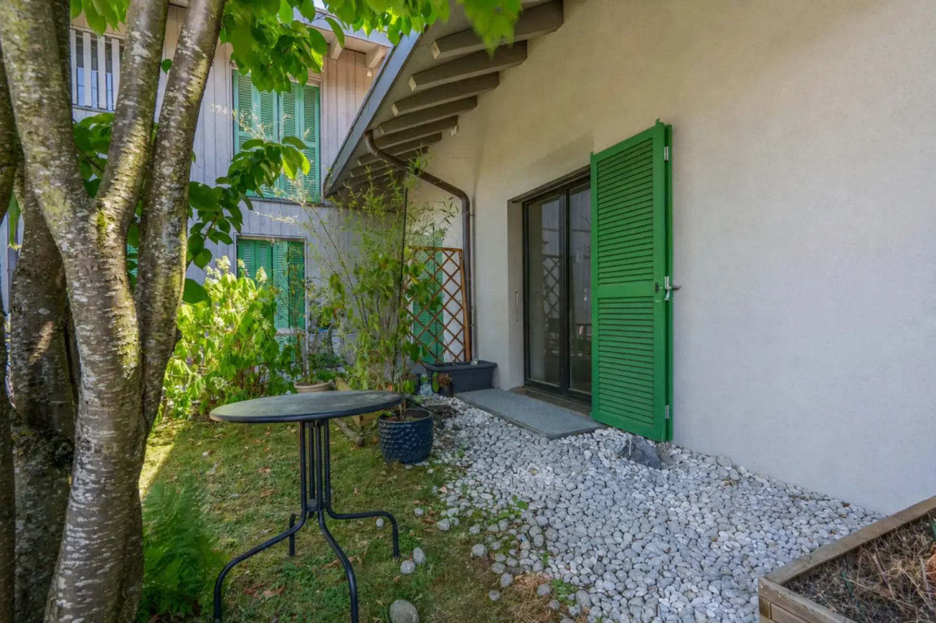 Zwischen Stadt und Natur, eine außergewöhnliche Familien-Wohnung im Mont-sur-Lausanne