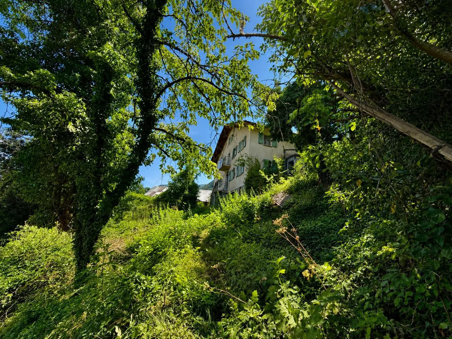 Charaktereigentum in landwirtschaftlicher Zone mit dominierendem Blick auf Sion