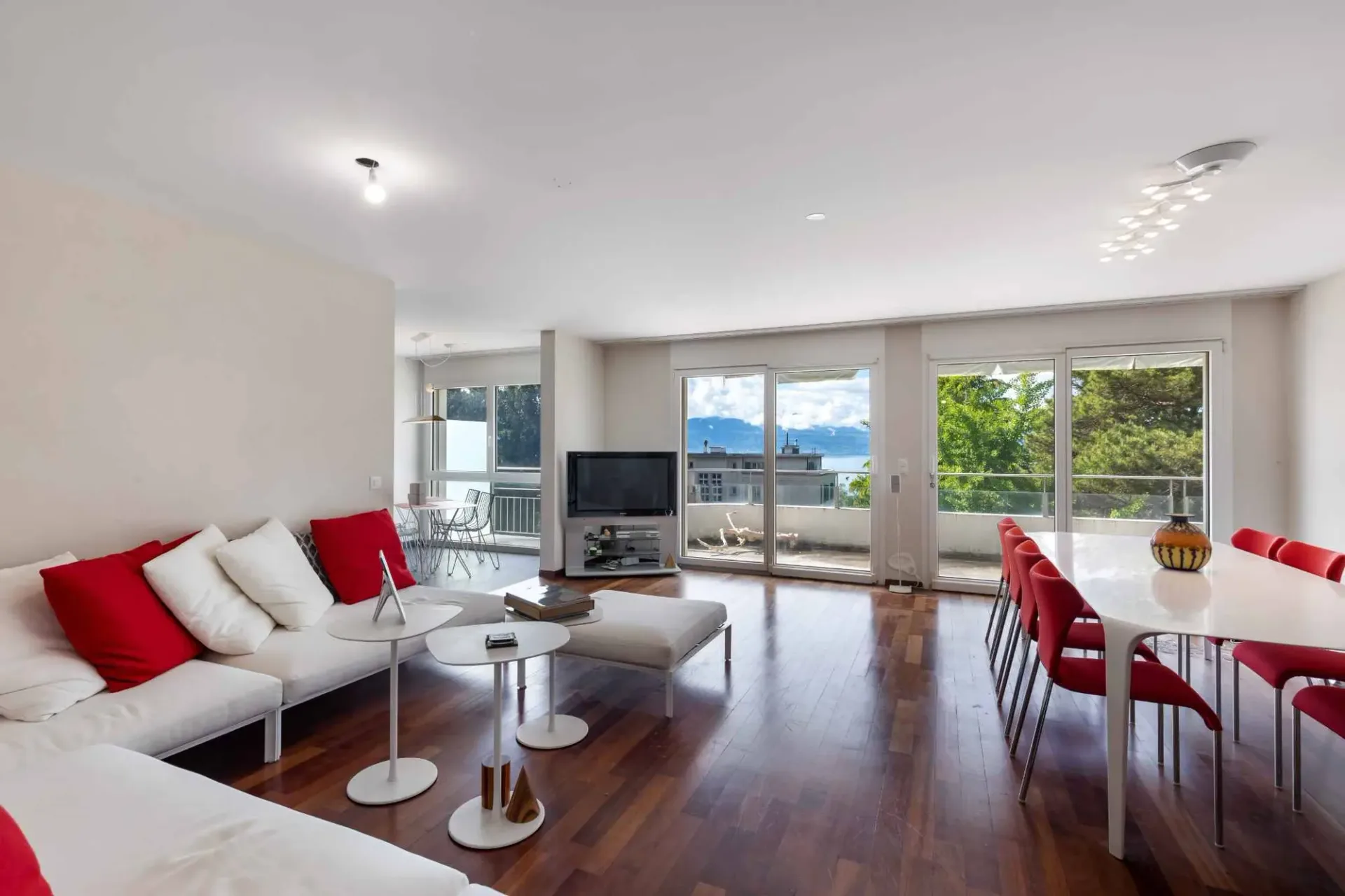 In einer ruhigen Nachbarschaft, schönes Apartment mit Seeblick