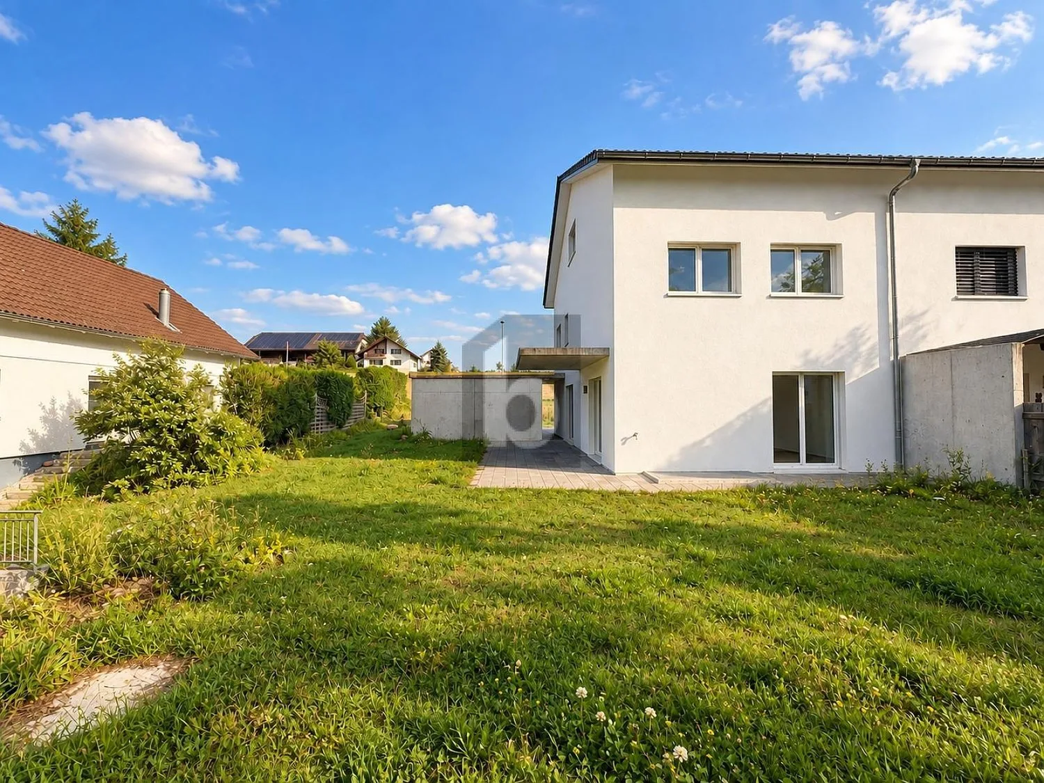 GERÄUMIGER WOHNRAUM MIT GROSSEM GARTEN