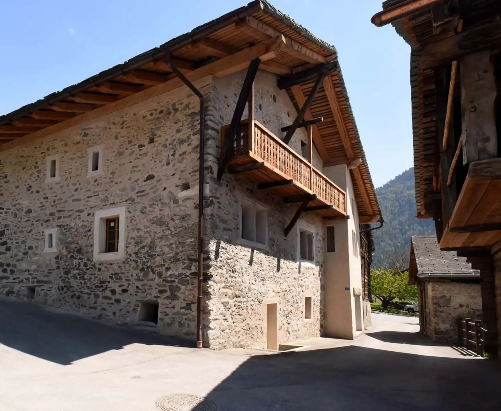 Wohnung mit 4.5 Zimmern, Mezzanine, möbliert, komplett renoviert, historisches Denkmal