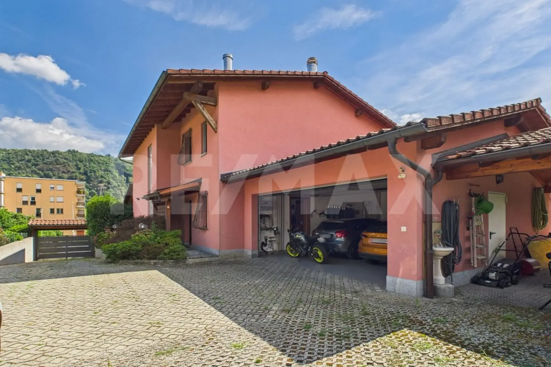 Villa indipendente con grande giardino e grottino caratteristico a Taverne