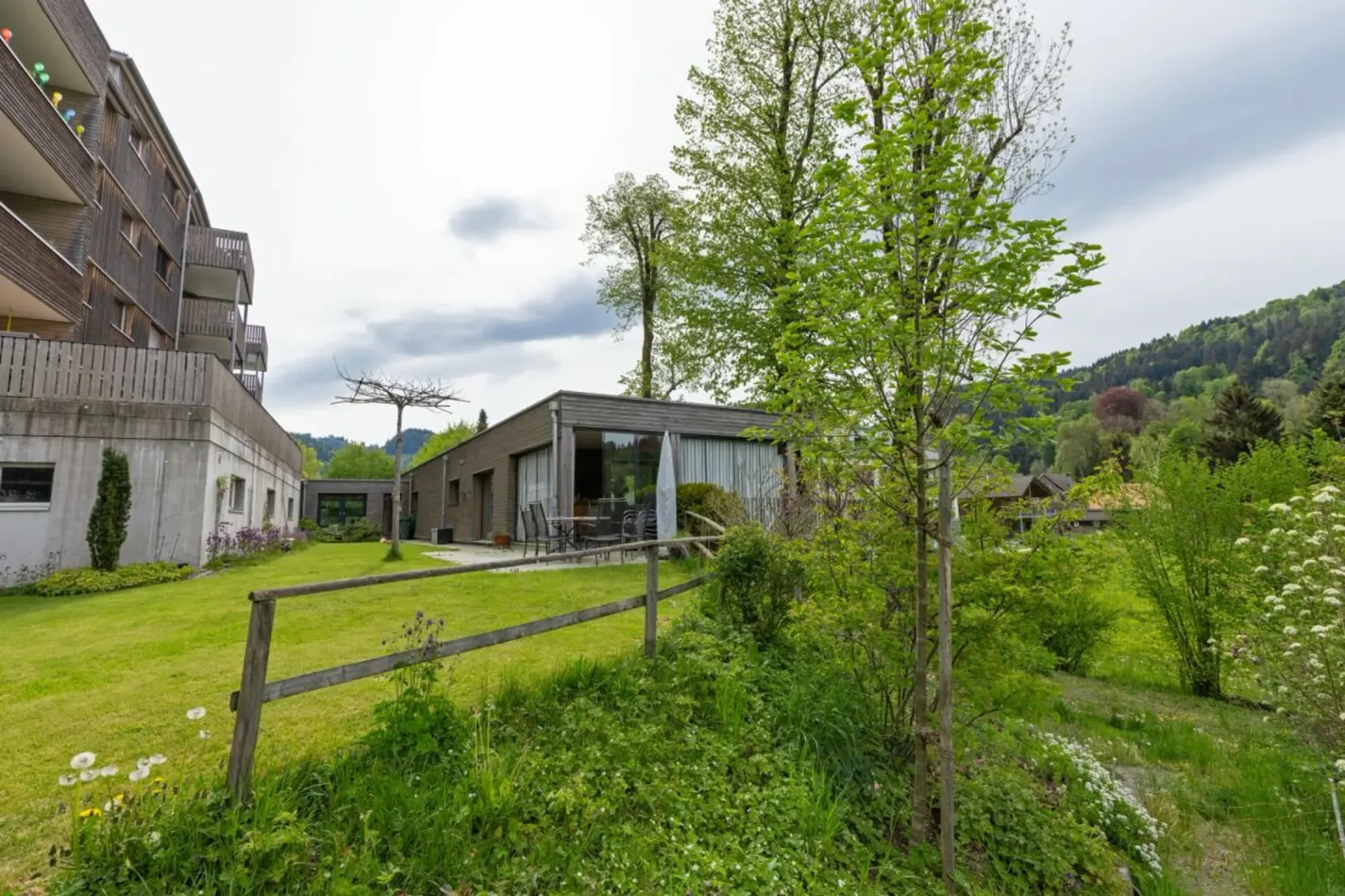 Large, bright 4.5-room apartment for sale in 9055 Bühler near Teufen. With a far-reaching view into the green and only 2 minutes' walk to public transport!